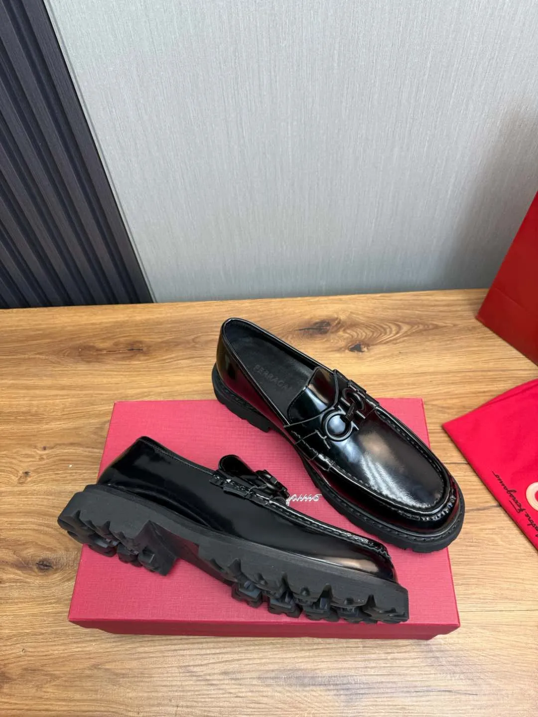 Men's shoes 💰880💰 Ferragamo. [Ferragamo] men's thick-soled loafers, the latest hot style, 1:1 original purchase quality, top quality, imported open-edge beaded cowhide leather on the upper, hand-made three-dimensional stitching highlights the round toe design, the inner foot pads are all imported cowhide, with original lightweight foam outsole, matching code 39-44, (38, 45 custom-made, non-refundable)